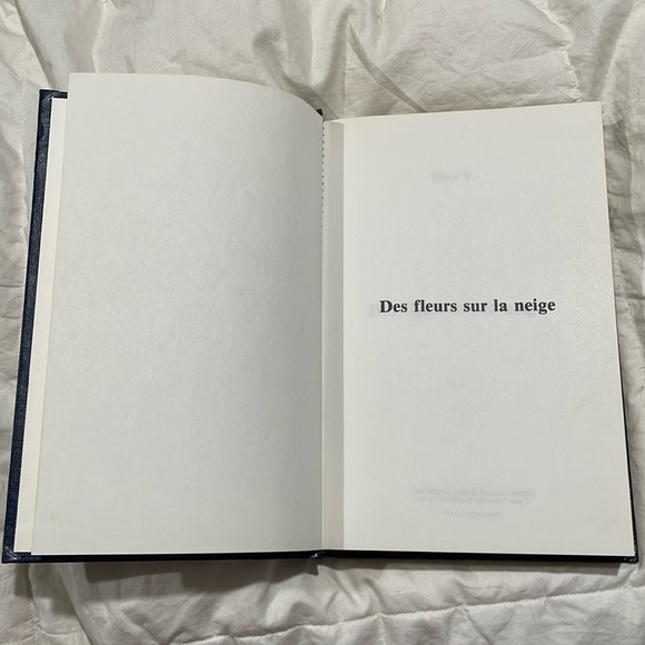 Other - Des fleurs sur la neige book livre 2/20$ item